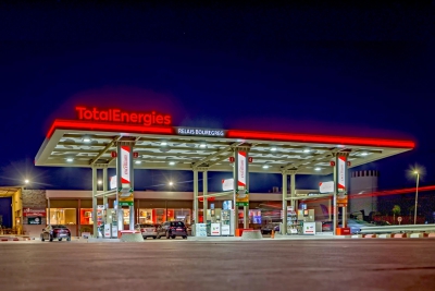 CEO TotalEnergies: Πρέπει να επενδύσουμε σε αγωγούς στον Κόλπο για να παρακάμψουμε τα Στενά του Ορμούζ