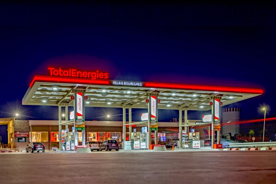 CEO TotalEnergies: Πρέπει να επενδύσουμε σε αγωγούς στον Κόλπο για να παρακάμψουμε τα Στενά του Ορμούζ