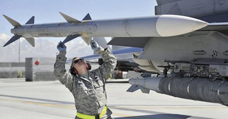 Lockheed Martin: Στο φως ο AIM-260 – Οι ΗΠΑ επιταχύνουν την παραγωγή του νέου πυραύλου αέρος-αέρος