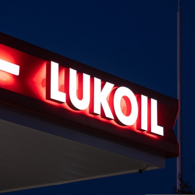 Η Σαουδική Midad υπογράφει με την Lukoil για περιουσιακά στοιχεία που υπόκεινται σε κυρώσεις (Reuters)
