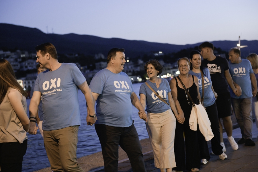 Χιλιάδες πολίτες στον Πόρο κατά της ανεξέλεγκτης επέκτασης των ιχθυοκαλλιεργειών