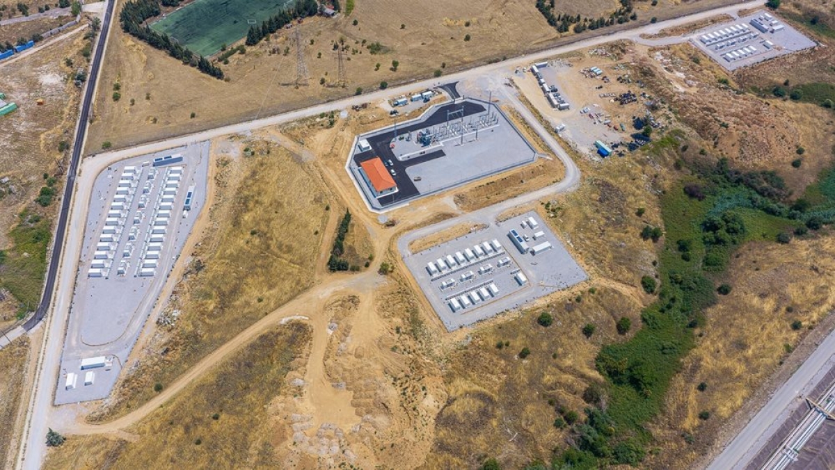 HELLENiQ ENERGY: Σε λειτουργία το πρώτο πάρκο μπαταριών