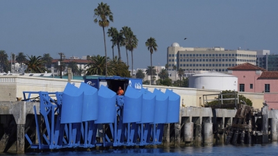 Στο Λος Άντζελες, μπλε πλωτά σκάφη μετατρέπουν την ενέργεια των κυμάτων σε καθαρή ενέργεια (seattletimes.com)